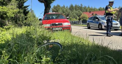 Policjanci z puckiej drogówki pracowali na miejscu zdarzenia wypadku drogowego rowerzysty z samochodem ciężarowym w Domatówku.