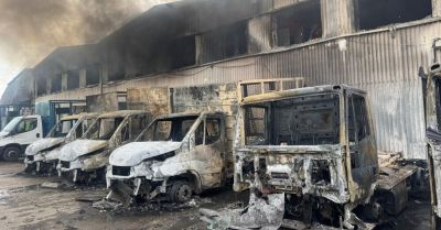 Gdynia: pożar hali magazynowej przy ul. Północnej; z ogniem walczy około 30 zastępów PSP